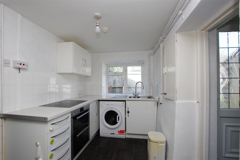 Property photo 3 of 9 Kitchen