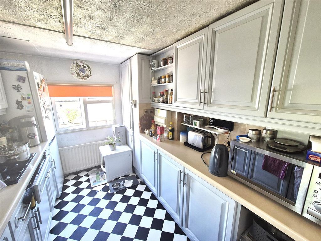 Property photo 2 of 10 Kitchen