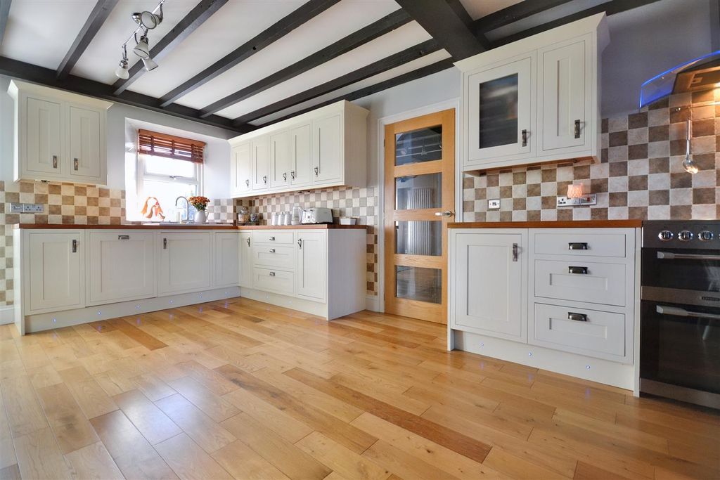 Property photo 2 of 19 Kitchen