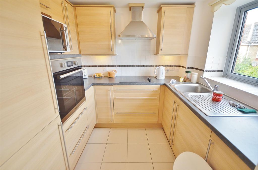 Property photo 3 of 10 Kitchen