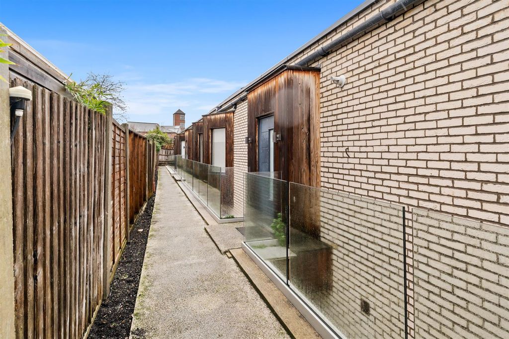 Property photo 1 of 12 Wimbledon Court, 63A Kingston Road, Sw19