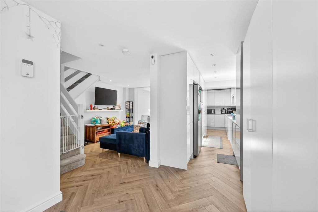 Property photo 3 of 21