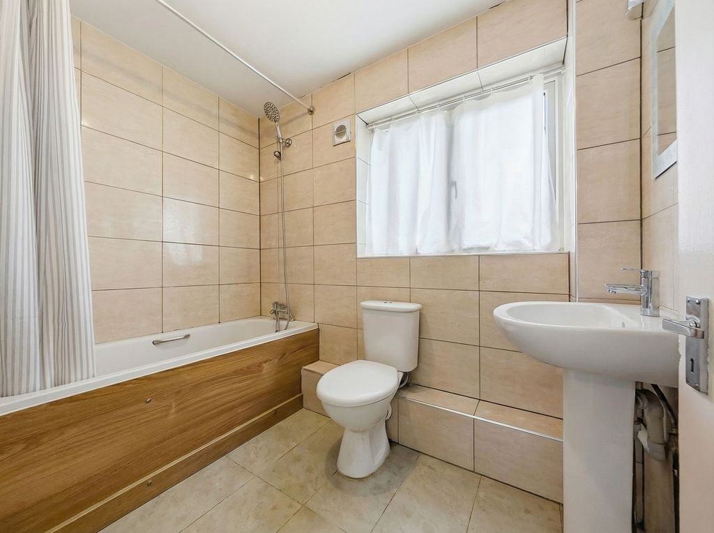 Property photo 2 of 21 Bathroom