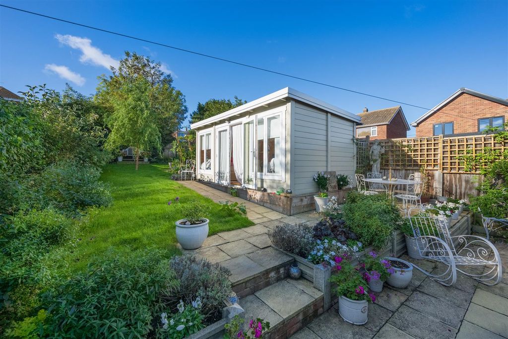 Property photo 3 of 18 Grosvenor Road, Whitstable
