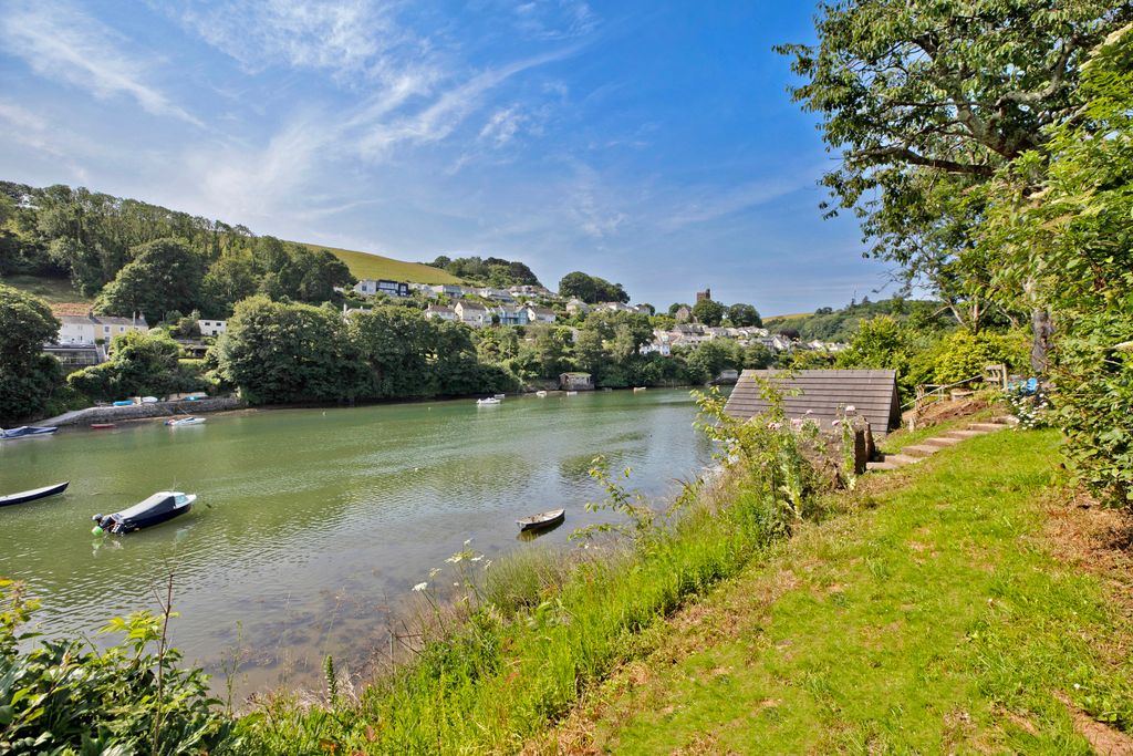 Property photo 3 of 24 Tidesreach2025Tides Reach 8 Yealm Rd (11)20