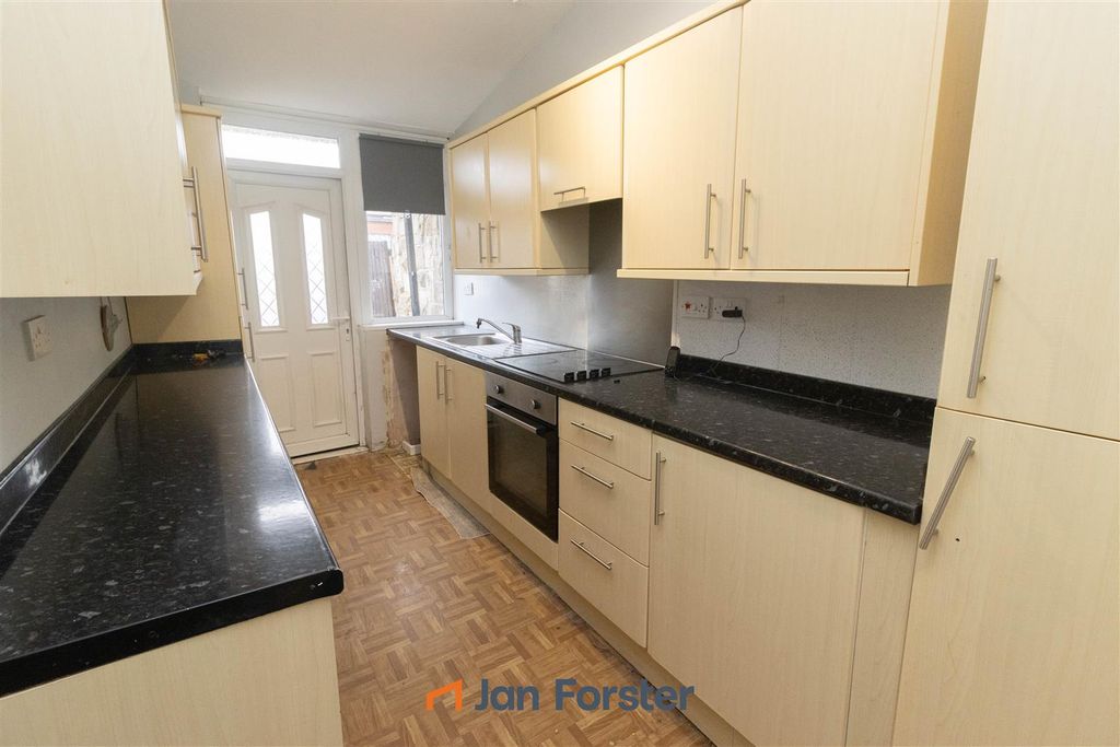 Property photo 3 of 12 Kitchen