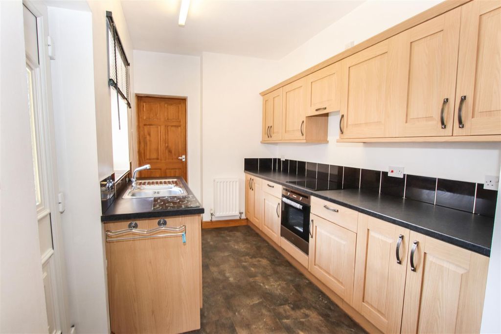 Property photo 3 of 16 Fitted Kitchen