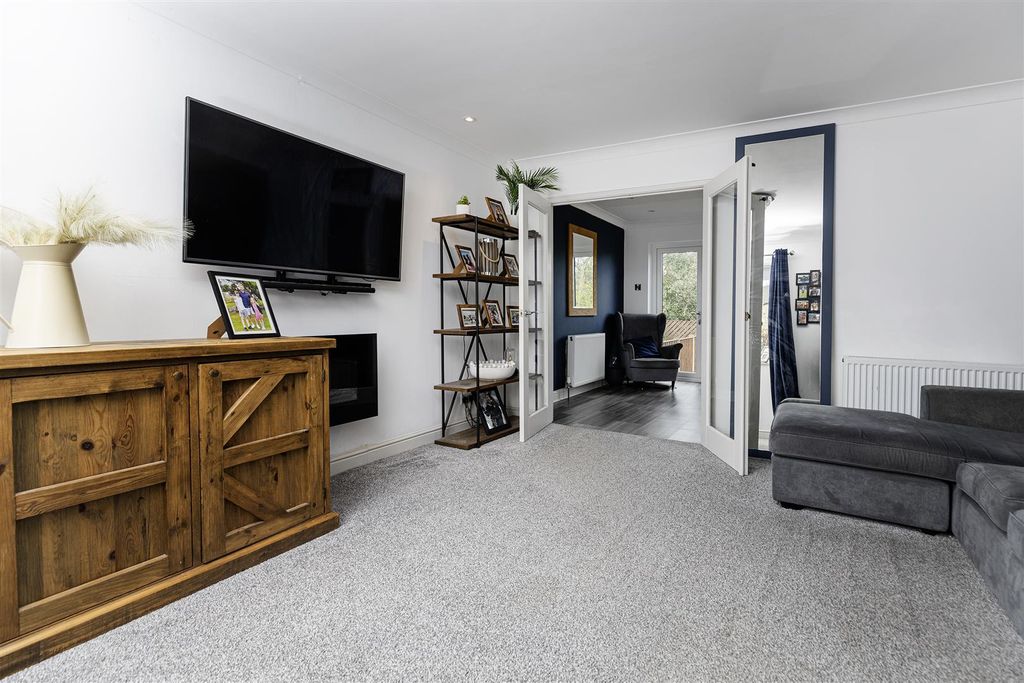 Property photo 2 of 31 Living Room