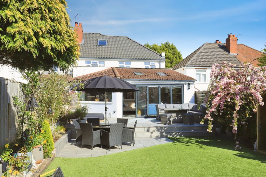 Property photo 2 of 26 Garden