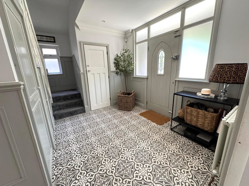 Property photo 3 of 23 Entrance Hall 2