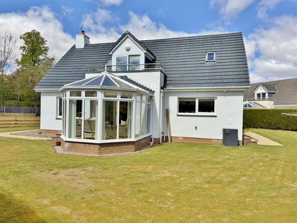 Property photo 3 of 46 6 The Paddock, Rear