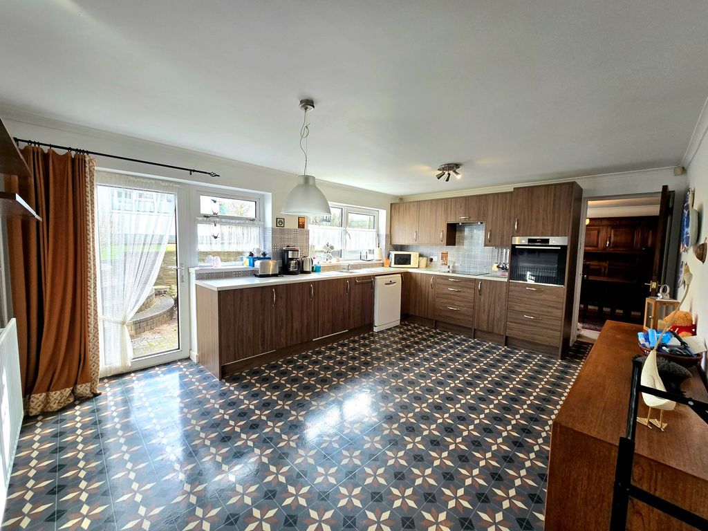 Property photo 2 of 25 Kitchen