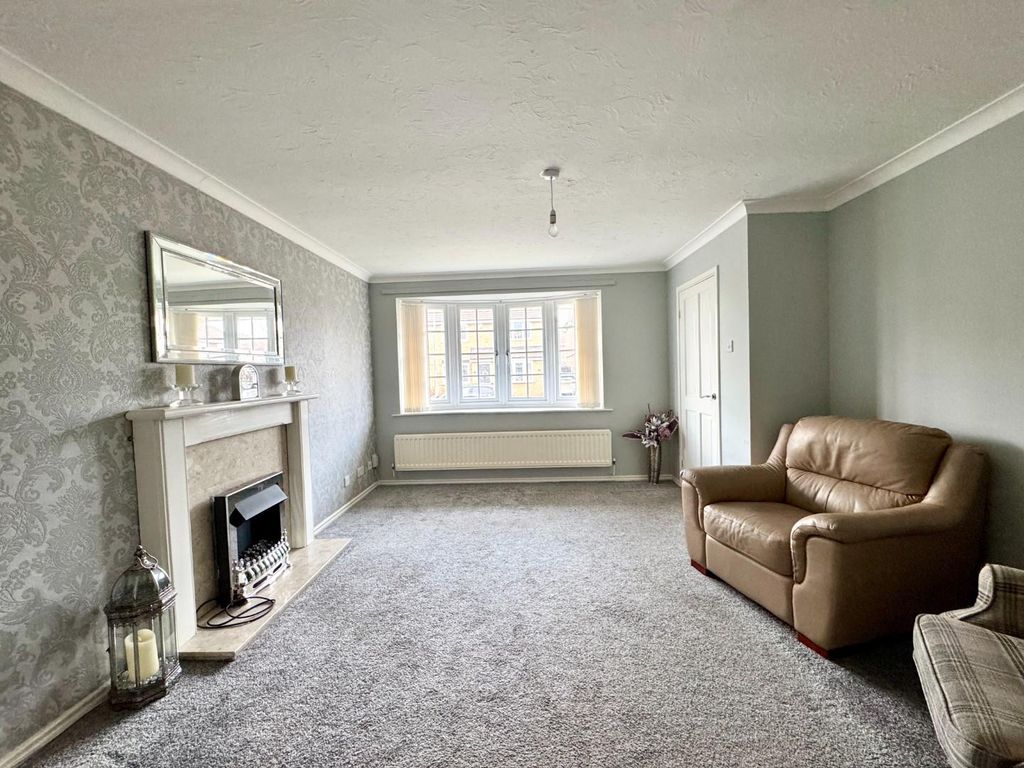 Property photo 3 of 13 Lounge