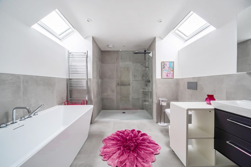 Property photo 3 of 18 Bathroom