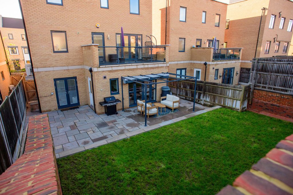 Property photo 2 of 28