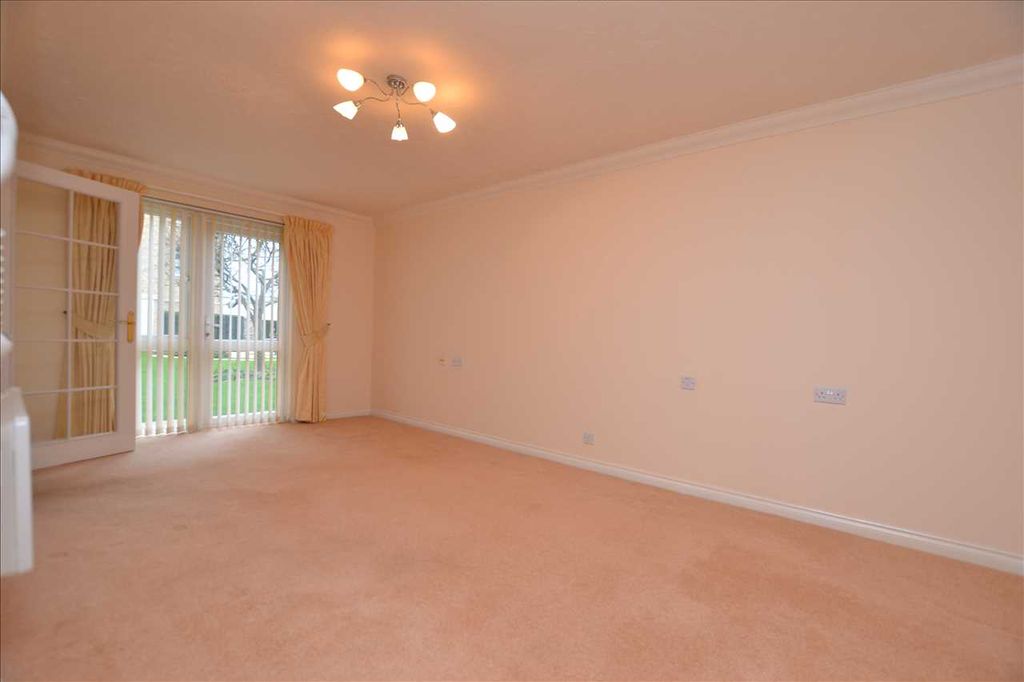 Property photo 2 of 11 Lounge