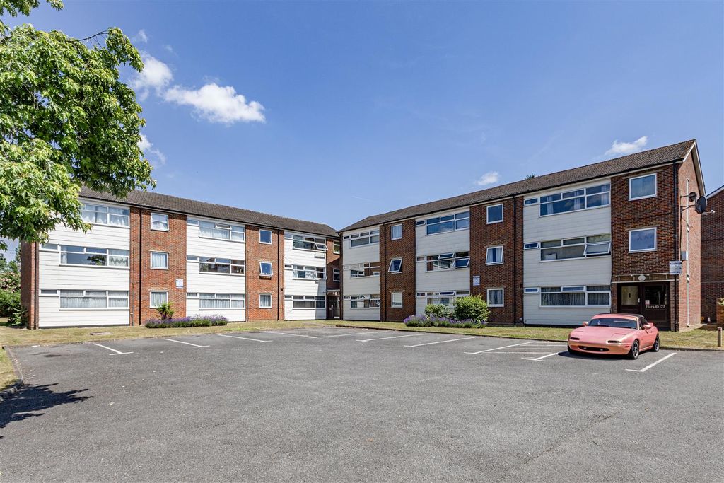 Property photo 1 of 12 New Court, Kt15 2EE - 12.Jpg