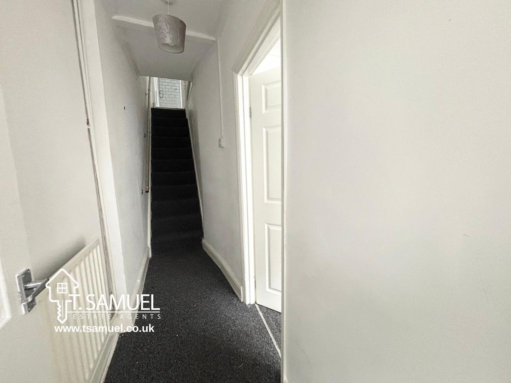 Property photo 2 of 22 Hallway