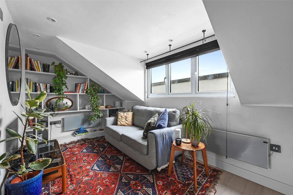 Property photo 1 of 9 Lower Clapton Rd, E5