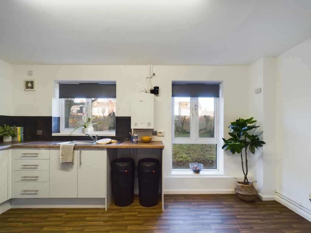 Property photo 1 of 9 A Bright And Tidy Kitchenette Featuring Modern App...