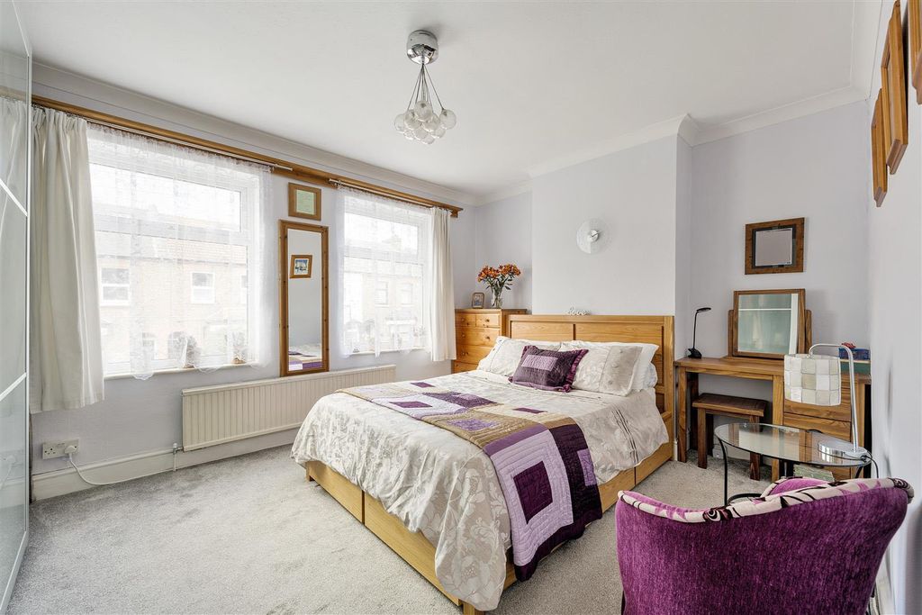 Property photo 3 of 30 Ainslie Wood Road, E4