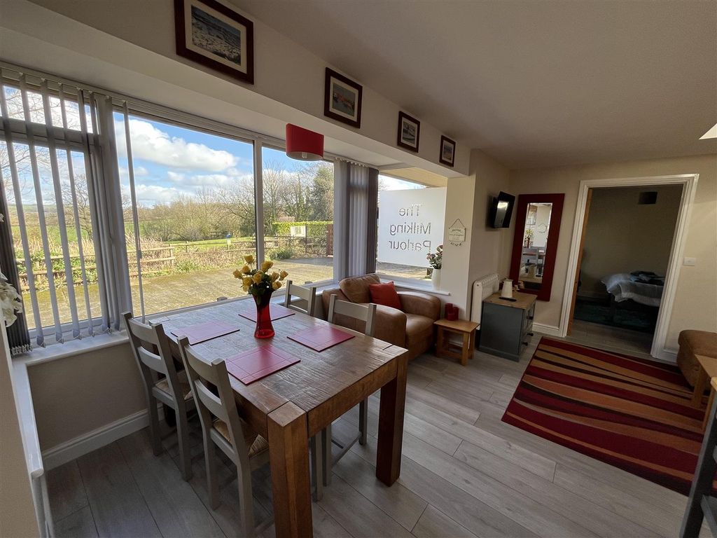 Property photo 3 of 14 Dining Area