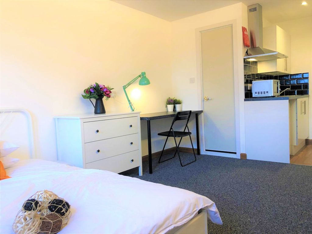 Property photo 3 of 6 Bright Single Bedroom Featuring A Tidy Study Area ...