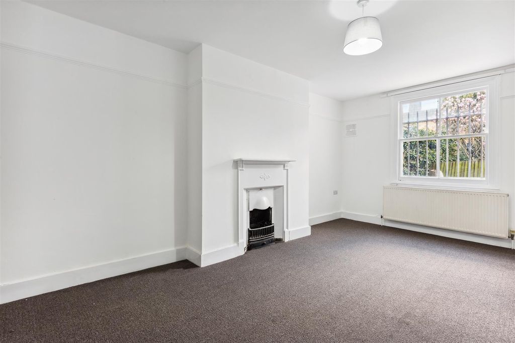 Property photo 3 of 6 52 Loftus Road, Basement Flat, W12 7En-5.Jpg