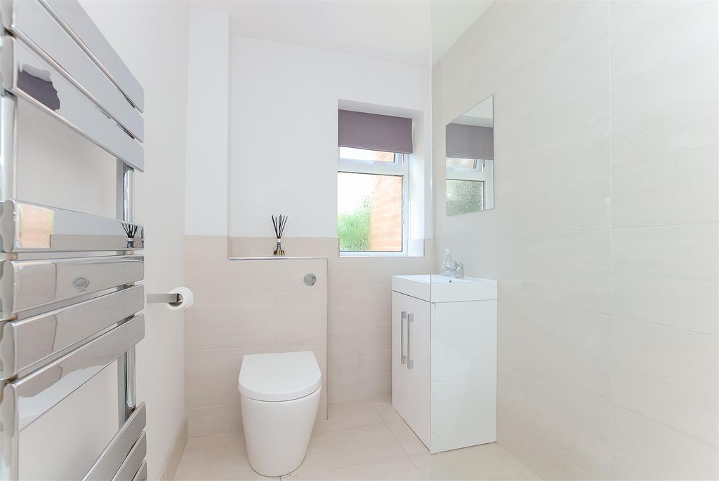 Property photo 3 of 10 26 Suffolk Close - Jor (3).Jpg