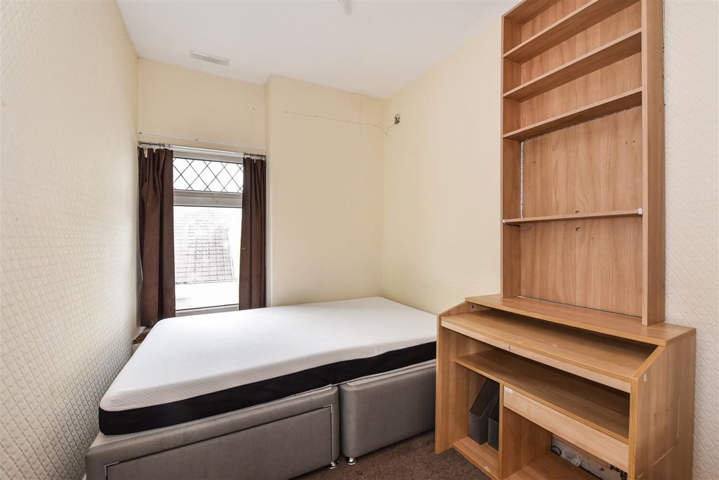 Property photo 1 of 13 Bright Bedroom With Large Desk And Shelving...