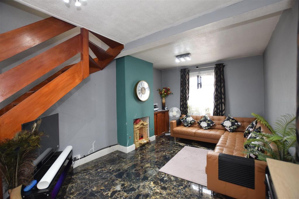 Property photo 3 of 15 Lounge.Jpg