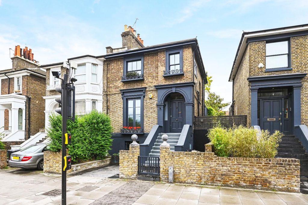 Property photo 1 of 18 Goldhawk Road - Exterior1 (1) New.Jpg