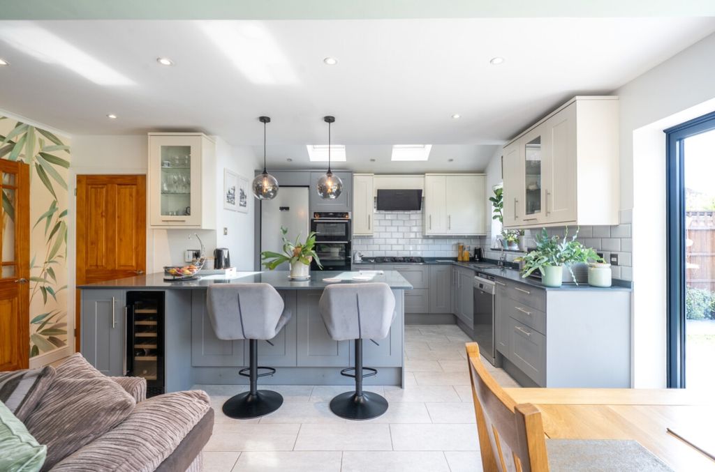 Property photo 2 of 20 -686Bbb3E67B69-l-1317022-27-6867F610Eca09