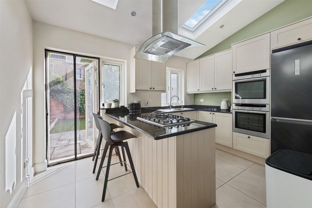 Property photo 3 of 10 Kitchen