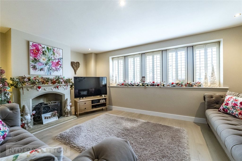 Property photo 3 of 21 Lounge