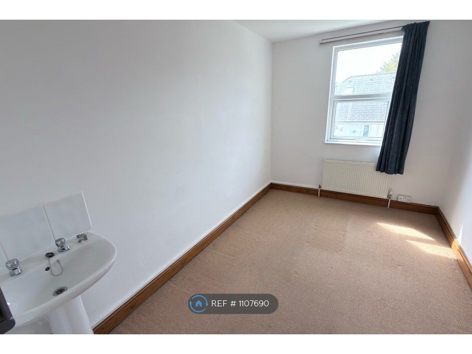 Property photo 3 of 10 Bedroom 3