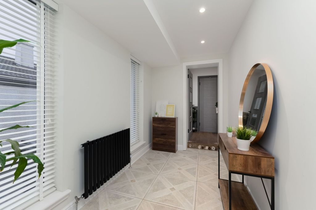 Property photo 3 of 26 Entrance Hallway