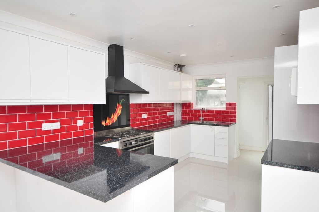 Property photo 3 of 8 Stuart Kitchen