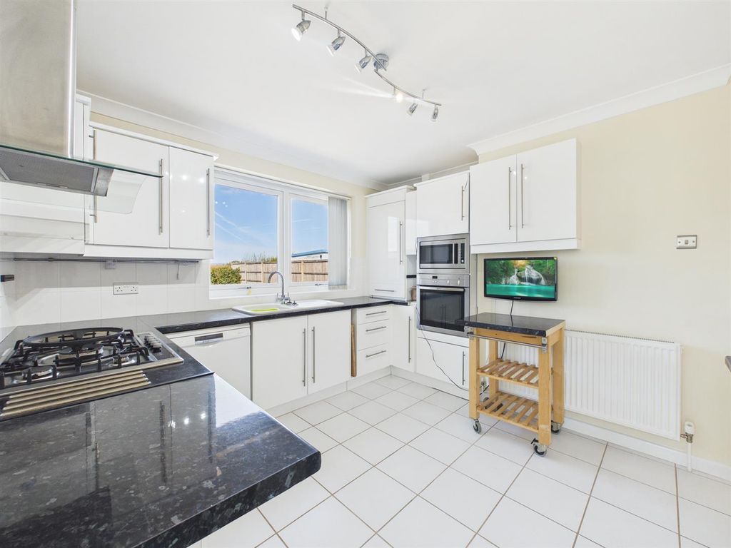 Property photo 3 of 18 Kitchen