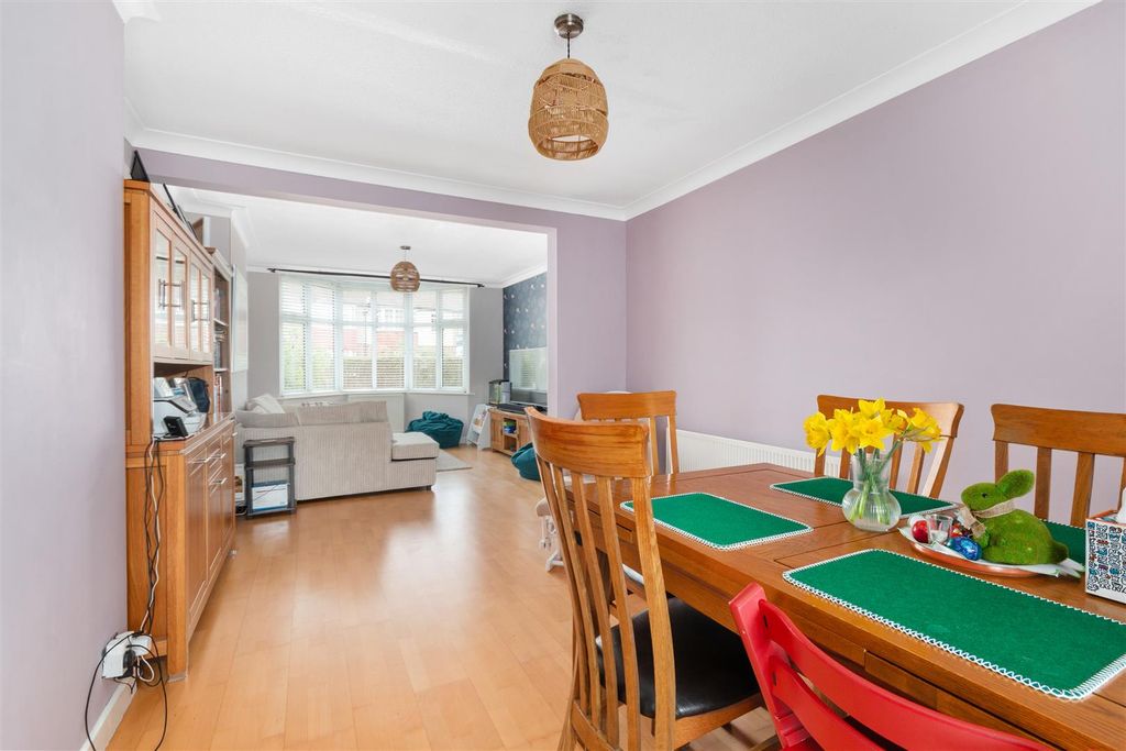 Property photo 3 of 12 Queen Mary Avenue