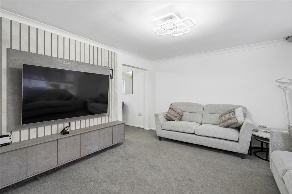 Property photo 2 of 16 Lounge
