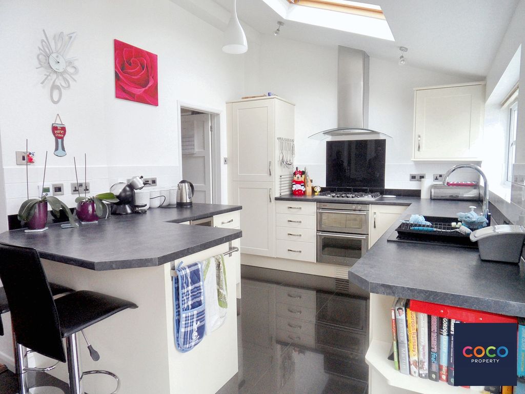 Property photo 3 of 9 Kitchen