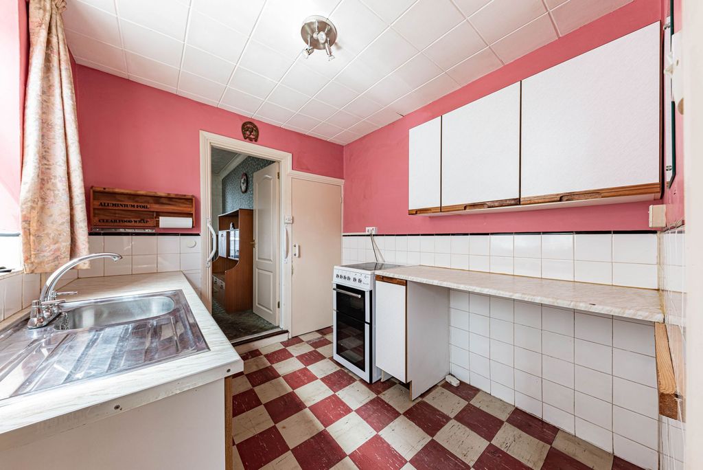 Property photo 3 of 19 Kitchen (1)
