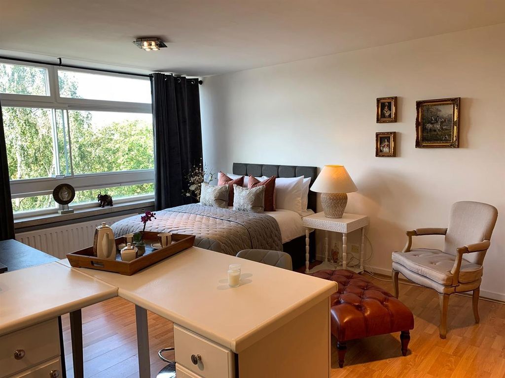 Property photo 1 of 8 404 Lyndhurst Court Pic 1.Jpg