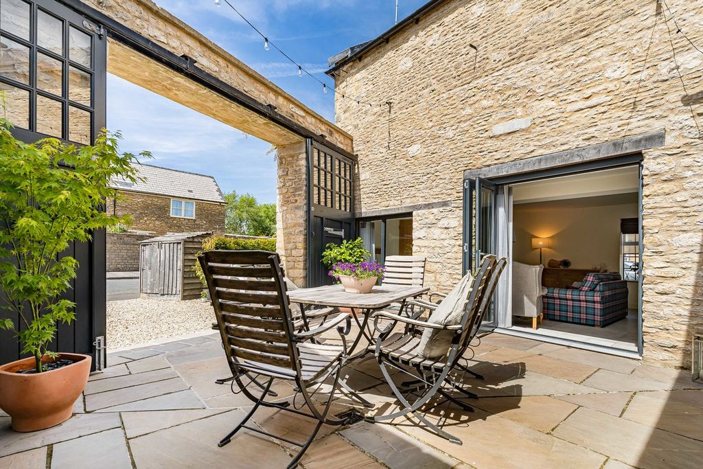 Property photo 3 of 21 Courtyard