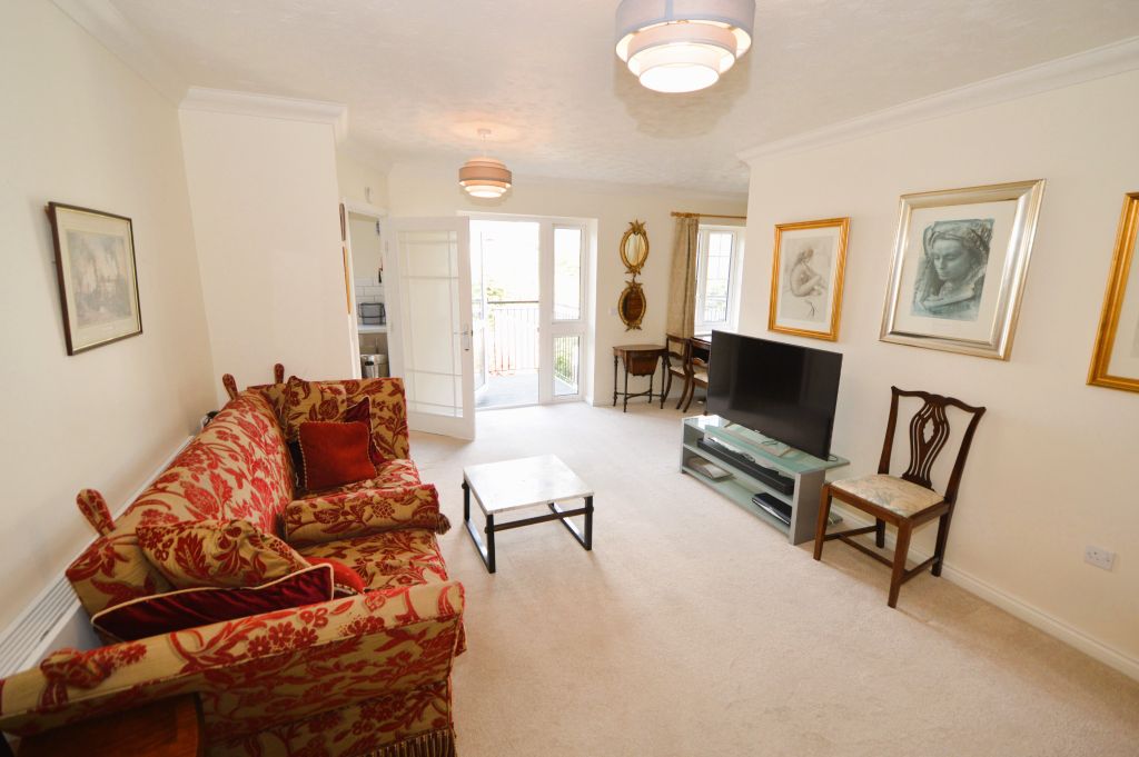 Property photo 3 of 17 Lounge