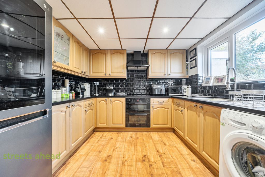 Property photo 3 of 17 338E25B6-F8A4-43c...