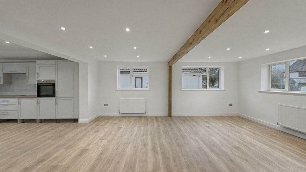 Property photo 2 of 11 4834421