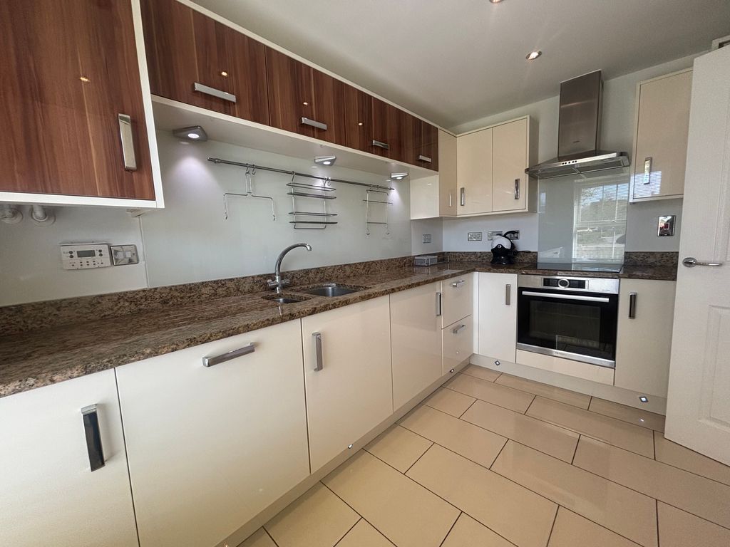 Property photo 3 of 17 Image00004