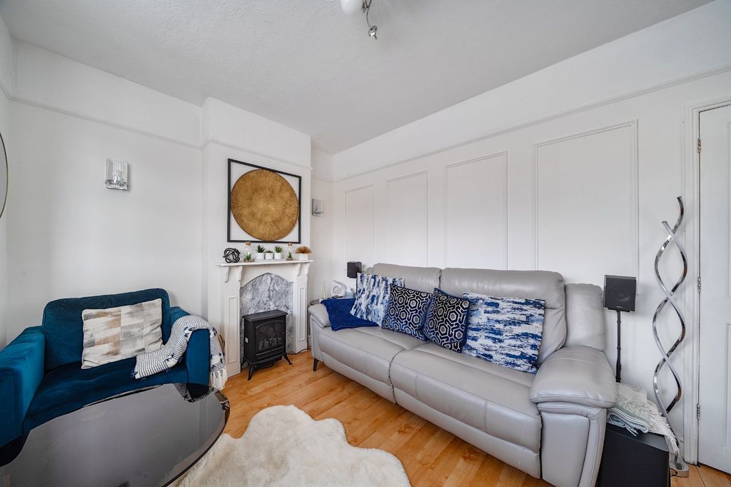 Property photo 3 of 17 Living Room